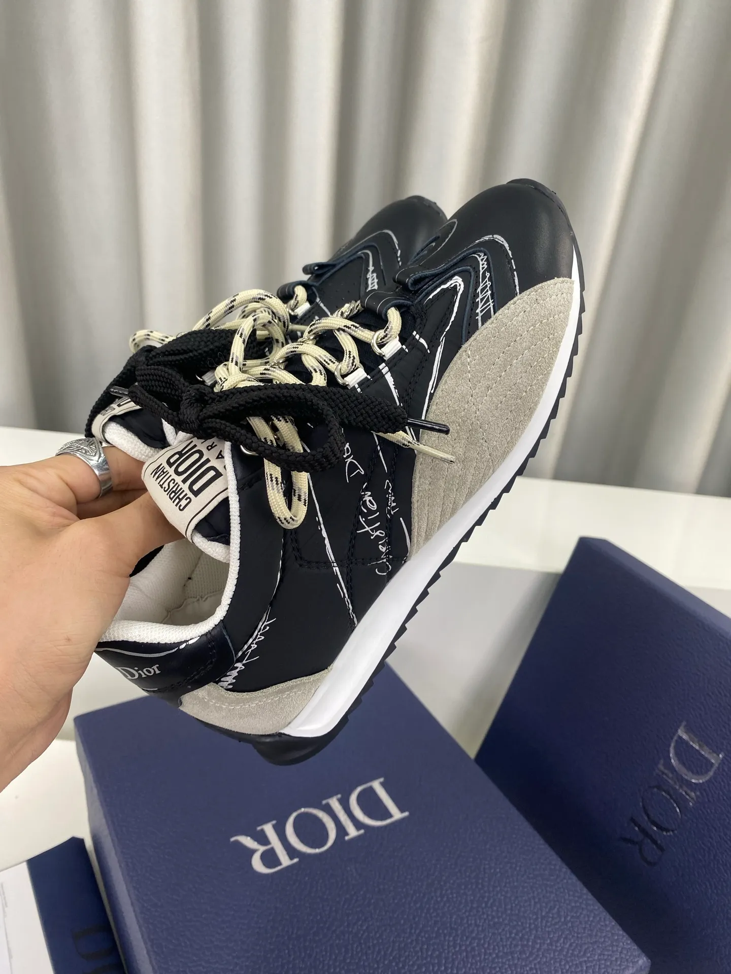💕💕Factory direct selling price p560💕💕 Men's size +10 Dior Dior D-Sketch series graffiti moral shoes casual sports shoes ☑️ D-Sketch sports shoes made a wonderful appearance at the Dior 2025 spring and summer ready-to-wear series show, highlighting the classic retro aesthetics. Crafted from white nylon and calf leather, it's finished with a printed logo inspired by the shoe's production stages, with beige suede calf leather panels and double laces. A handwritten Christian Dior Paris signature adorns the sides, while a Christian Dior Paris signature panel and plaque adorn the heel and tongue. Paired with two-color thin rubber soles, they are more refined and can add high-end temperament to various casual looks. Exquisite packaging at the delivery counter🛍📦 ▪️Fabric: Original customized cowhide/graffiti ▪️Inner foot pads: Breathable mesh ▪️Sole: Original molded non-slip rubber outsole ▪️Sole thickness: 2CM ▪️Size: 35-45 (45 for women and 45 for men, customization is not returnable)